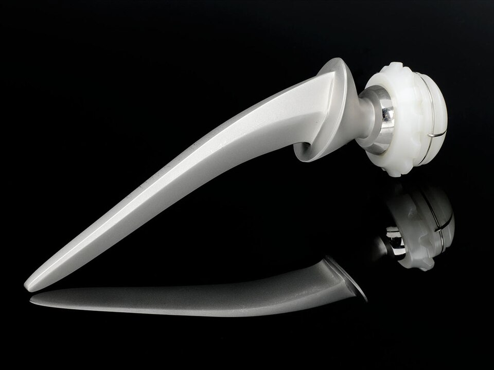Stainless steel and UHMWPE hip replacement (Exeter design, Howmedica, 1985), illustrating medical device oxidation analysis.